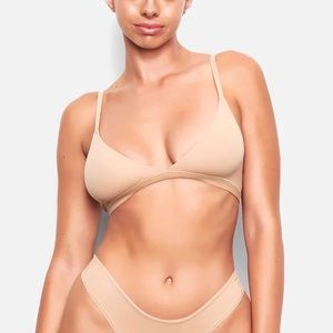 SKIMS - FITS EVERYBODY TRIANGLE BRALETTE